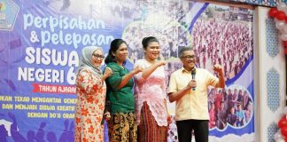 Sekda Batam Lepas Kelulusan Siswa SMP Negeri 62 Batam Sekretaris Daerah Kota Batam, Jefridin, melepas secara simbolis dengan pengalungan mendali tanda kelulusan Siswa SMP Negeri 62 Batam Angkatan ke-2, di Golden Prawn Bengkong, Sabtu (3/6) F, Pemko Batam