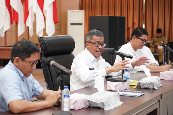 Sekretaris Daerah Kota Batam, Jefridin, membuka rapat evaluasi dan koordinasi layanan informasi publik Pemerintah Kota Batam, di Aula Engku Hamidah Lantai IV Kantor Walikota Batam, Selasa (6/06) F,Pemko Batam