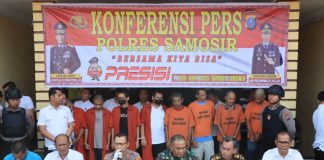 Kapolres Samosir Rilis Tiga Tindak Pidana Pembunuhan, Narkotika, Korupsi dan Perjudian di Samosir Kapolres Samosir AKBP Yogie Hardiman melaksanakan konferensi pers terkait pengungkapan kasus tindak pidana pembunuhan, korupsi, perjudian serta tindak pidana narkotika di wilayah hukum Kabupaten Samosir, Rabu (31/05) F,Polres Samosir