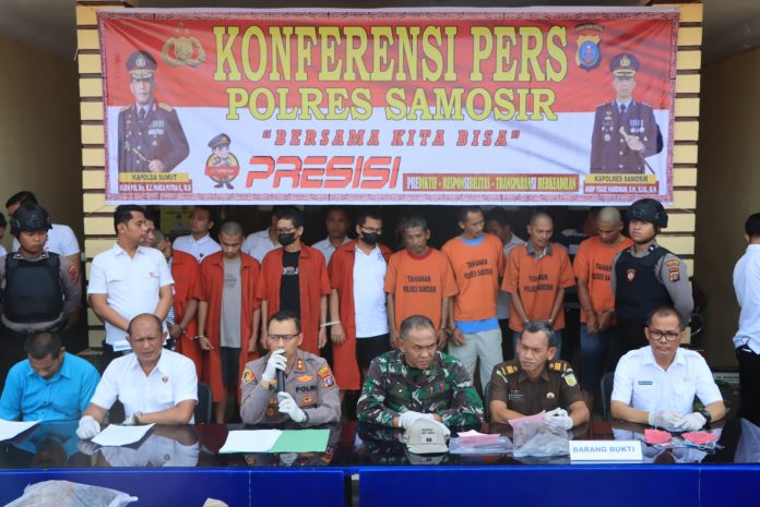 Kapolres Samosir AKBP Yogie Hardiman melaksanakan konferensi pers terkait pengungkapan kasus tindak pidana pembunuhan, korupsi, perjudian serta tindak pidana narkotika di wilayah hukum Kabupaten Samosir, Rabu (31/05) F,Polres Samosir