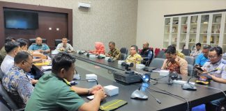 Tekan Angka Inflasi di Tanjungpinang, TPID Lakukan Pembahasan Bersama Sekda Tanjungpinang Sekretaris Daerah Kota Tanjungpinang, Zulhidayat bersama TPID melaksanakan rapat secara daring, di ruang rapat Engku Putri Raja Hamidah, kantor wali kota Tanjungpinang, Kamis (22/6) F,Diskominfo Tanjungpinang