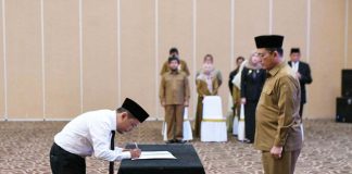 Selamat, 167 Guru dan 2 PNS Kepri Dilantik Menjadi Pejabat Fungsional Gubernur Kepulauan Riau H. Ansar Ahmad mengambil sumpah dan melantik Pegawai Negeri Sipil Dalam Jabatan Fungsional di Lingkungan Pemerintah Provinsi Kepulauan Riau bertempat di Aula Wan Seri Beni, Kantor Gubernur Kepri, Donpak, Tanjungpinang, Selasa (25/07) f,Diskominfo Kepri