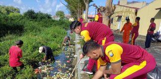 Polres Karimun Bersama TNI dan Warga Lakukan Aksi Bersih Sampah di Tujuh Lokasi di Karimun Polres Karimun beserta TNI dan masyarakat serentak melaksanakan aksi bersih-bersih sampah di wilayah Kabupaten Karimun, Kamis (13/07) f,Polres Karimun