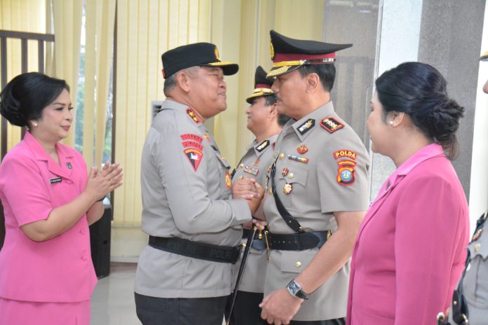 Kapolda Kepri Irjen Pol. Drs. Tabana Bangun memimpin serah terima jabatan Wakapolda Kepri, Kabidhumas Polda Kepri serta Dirpolairud Polda Kepri di Lobby Utama Polda Kepri, Jumat (14/7) f,Polda Batam