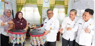 Siswa SMP N 37 Batam Mampu Olah Sampah Menjadi Kursi Sekretaris Daerah Kota Batam, Jefridin, mengapresiasi kreatifitas siswa SMP Negeri 37 Batam yang memanfaatkan limbah sampah menjadi kursi saat berkunjung ke sekolah itu pada Rabu (05/073) pagi f,Pemko Batam