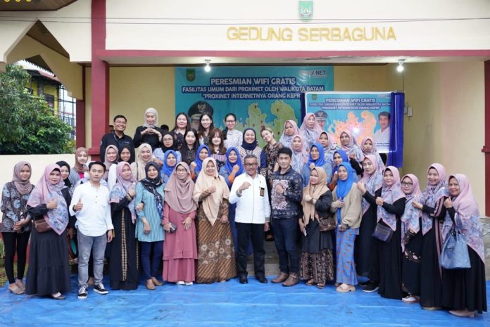 Sekretaris Daerah (Sekda) Kota Batam, Jefridin Hamid, mewakili Wali Kota Batam Muhammad Rudi, meresmikan bantuan layanan WiFi gratis di Fasum Taman Raya Tahap 3 dari perusahaan jasa layanan internet Proxinet, Jumat (14/7) f,Pemko Batam