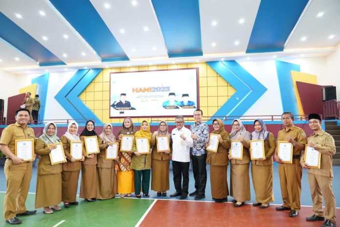 Sekretaris Daerah Kota Batam, Jefridin, mewakili Wali Kota Batam, Muhammad Rudi menghadiri peringatan Hari Anti Narkotika Internasional (HANI) 2023 Kota Batam di Gedung Olahraga (GOR) Sekolah Yos Sudarso Batam, Selasa (18/7) f,Pemko Batam