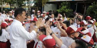 Jadi Inspektur Upacara, Murid dan Orangtua Murid Sambut Gembira Kedatangan HMR Wali Kota Batam H Muhammad Rudi (HMR), menjadi inspektur upacara hari Senin (10/7/2023) pagi, di Sekolah Yos Sudarso Batamcenter, sekaligus membuka Masa Pengenalan Lingkungan Sekolah (MPLS) f, Pemko Batam