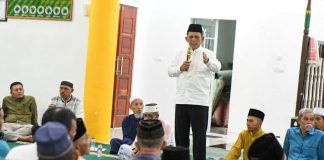 Kepada Warga Karas, Gubernur Ansar Sampaikan Listrik akan Hidup 24 Jam di Pulau Karas Gubernur Ansar saat bersilaturahmi bersama masyarakat Pulau Karas di Masjid Jami Nurul Ulum, Jumat (14/07) f,diskominfo Kepri