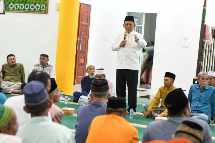 Gubernur Ansar saat bersilaturahmi bersama masyarakat Pulau Karas di Masjid Jami Nurul Ulum, Jumat (14/07) f,diskominfo Kepri