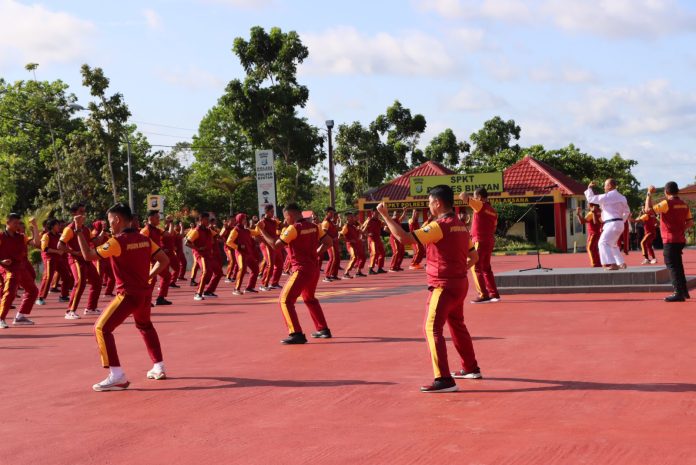 Personel Polres Bintan dan personel Polsek dalam jajaran Polsek Polres Bintan saat melaksanakan latihan bela diri Polri yang dipusatkan di lapangan apel Polres Bintan, Selasa (25/7) f,Polres Bintan