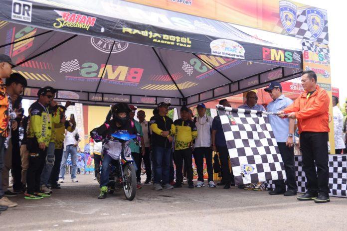 Gubernur Kepulauan Riau, H. Ansar Ahmad, bersama Ketua Umum Ikatan Motor Indonesia (IMI), Bambang Susatyo, membuka Puncak Kenduri Otomotif Kepri Tahun 2023 di Sirkuit Non Permanen Stadion Temenggung Abdul Jamal Muka Kuning Kota Batam, Minggu (16/7) f,Diskominfo Kepri