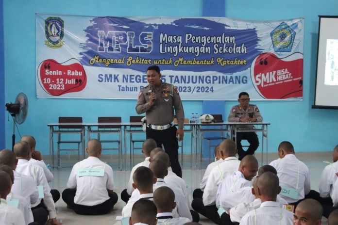 Tim polisi dari Satuan Lalu Lintas (Satlantas) Polresta Tanjungpinang melakukan kunjungan ke SMKN 5 Tanjungpinang, Selasa (11/07) f,Polresta Tanjungpinang