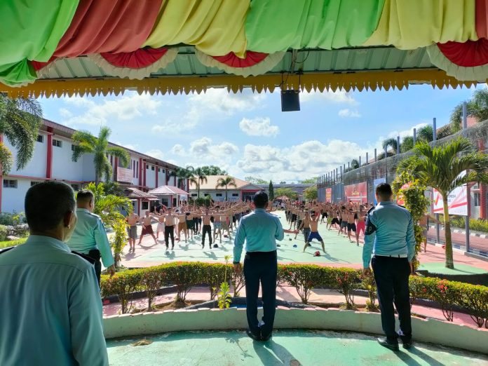 Kalapas Narkotika Tanjungpinang, Edi Mulyono dan Kalapas, Ka. KPLP Syahrinaldi ikut memberikan semangat terhadap warga binaan di Lapas Narkotika Tanjungpinang yang mengikuti senam pagi, Selasa (25/7) f,Lapas Narkotika Tanjungpinang