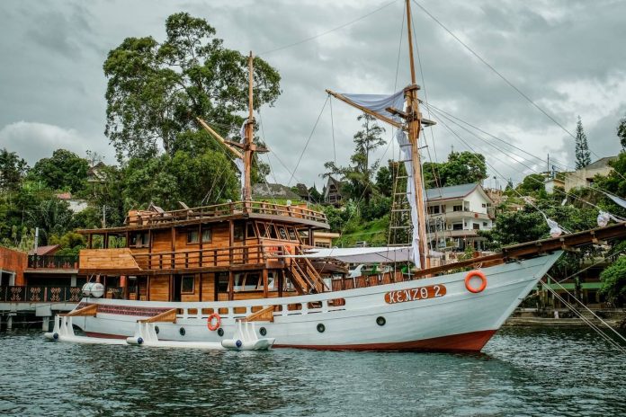 Menteri Pariwisata dan Ekonomi Kreatif/Kepala Badan Pariwisata dan Ekonomi Kreatif (Menparekrat/Kabaparekrat) Sandiaga Salahuddin Uno mengapresiasi hadirnya Pinisi Kenzo sebagai pinisi wisata pertama di Danau Toba, Sumatra Utara f,kemenparekraf
