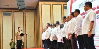 Dikukuhkan Gubernur Ansar, Kepri Miliki Komite Advokasi Daerah Anti Korupsi Gubernur Kepulauan Riau, H. Ansar Ahmad, mengukuhkan Pengurus dan Anggota Komite Advokasi Daerah Anti Korupsi (KAD) Kepulauan Riau di Swiss Belhotel, Batam, Selasa (04/07) F,Diskominfo Kepri