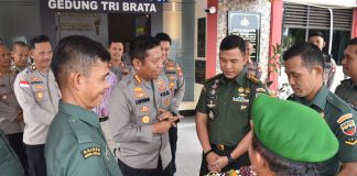 HUT Bhayangkara ke-77, Dandim Berikan Kejutan untuk Kapolresta Tanjungpinang Dandim 0315/Tanjungpinang Kolonel Inf Tommy Anderson, M.PICT memberikan kejutan khusus kepada Kapolresta Tanjungpinang Kombespol Heribertus Ompusunggu, S.Ik, M.Si, Kamis (06/7) f,Pendim0315