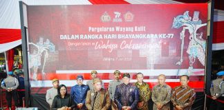 Gelar Wayang Kulit Lakon Wahyu Cakraningrat, Kapolri: Sinergisitas TNI, Polri, Rakyat Makin Kuat Kapolri Jenderal Listyo Sigit Prabowo menghadiri pagelaran Wayang Kulit dengan lakon Wahyu Cakraningrat di Lapangan Bhayangkara, Jakarta Selatan, Jumat, 7 Juli 2023, malam F,humas Polri