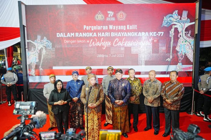 Kapolri Jenderal Listyo Sigit Prabowo menghadiri pagelaran Wayang Kulit dengan lakon Wahyu Cakraningrat di Lapangan Bhayangkara, Jakarta Selatan, Jumat, 7 Juli 2023, malam F,humas Polri