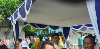 Apresiasi Peran RT/RW, Gubernur Bagikan Bantuan Insentif Gubernur Kepri di Belakang Padang, Batam Gubernur Kepulauan Riau H. Ansar Ahmad memberikan bantuan bagi RT/RW di SMAN 2 Belakang Padang Kota Batam, Jumat (7/7) f,Diskominfo Kepri