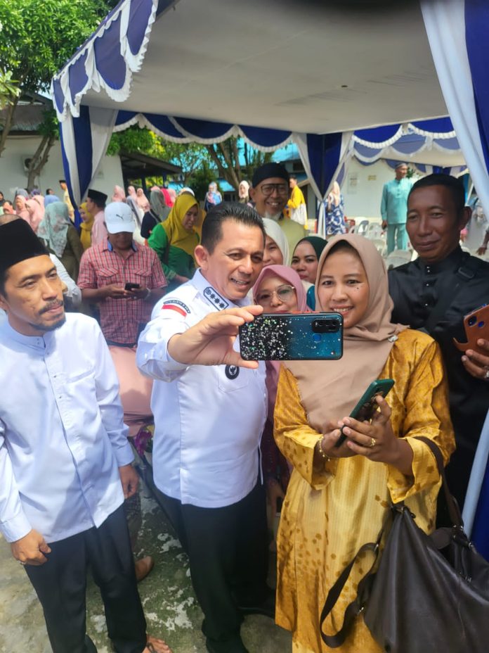 Gubernur Kepulauan Riau H. Ansar Ahmad memberikan bantuan bagi RT/RW di SMAN 2 Belakang Padang Kota Batam, Jumat (7/7) f,Diskominfo Kepri