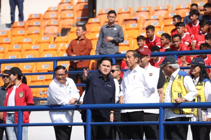 Presiden Joko Widodo mendatangi Stadion Si Jalak Harupat, Soreang, Kabupaten Bandung, Rabu (12/7). f,pssi