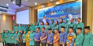 HMR – Marlin Mantapkan Kolaborasi PKK & Kelurahan Wujudkan Batam Kota Baru Wali Kota Batam/ Kepala Badan Pengusahaan (BP) Batam H Muhammad Rudi (HMR) menghadiri acara silaturahmi Wali Kota Batam Bersama Kader Tim Penggerak Pemberdayaan Kesejahteraan Keluarga (TP- PKK) se- Kecamatan Lubukbaja di Hotel Baverly, Nagoya, Senin (17/7) f,Pemko Batam