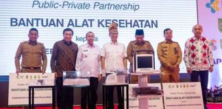 Kemenkes Kolaborasi dengan APRIL Group Penuhi Kebutuhan Alat Kesehatan di Tiga Kabupaten di Riau Kemenkes RI bersama Asia Pasific Resources International Limited (APRIL) Group berkolaborasi memperkuat integrasi layanan primer di Kabupaten Pelalawan, Kabupaten Siak, dan Kabupaten Kuantan Singingi, Provinsi Riau lewat MoU di Komplek PT. RAPP (Riau Andalan Pulp and Paper) yang merupakan unit bisnis APRIL Group, beroperasi di Riau, Selasa (25/7) f,kemkes