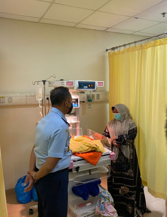 Wali Kota Tanjungpinang, Hj. Rahma, bersama Danlanud Raja Haji Fisabilillah Kolonel Nav Arief Budiman langsung menjeguk bayi di Rumah Sakit Umum Daerah Raja Ahmad Thabib Rabu (12/7) f,diskominfo Tanjungpinang