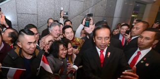 Hari Kedua Kunker di Australia, Presiden Jokowi akan Bertemu PM Hingga Gubernur Presiden Jokowi saat tiba di hotel tempatnya bermalam selama kunjungan kerja di Sydney, Australia pada Senin (03/07/2023) malam, disambut masyarakat Indonesia di Sidney. (Foto: BPMI Setpres/Muchlis Jr)