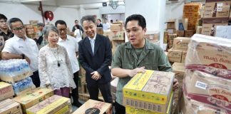 Erick Thohir Kagum Kegigihan Pemilik Sarinah Gigih Pasarkan Produk Indonesia di Hong Kong Menteri Badan Usaha Milik Negara (BUMN) Erick Thohir mengunjungi gudang Surya Trading di Mercantile Industrial, Kwai Chung, Hong Kong, Sabtu (30/6) f,BUMN