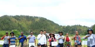 Bupati Bersama Kelompok Tani Maju Panen Bawang Bantuan Bibit dari Kementan Bupati Samosir, Vandiko T. Gultom melakukan panen bawang merah bersama kelompok tani maju di Desa Aek Sipitudai, Jumat (30/06) f,diskominfo Samosir