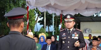 Peringatan Hari Bhayangkara Ke-77 di Lapangan Pamedan Tanjungpinang Berlangsung Meriah Kapolresta Tanjungpinang Kombespol Heribertus Ompusunggu bertindak sebagai Inspektur Upacara pad Peringatan Hari Bhayangkara ke-77 tahun 2023 di Lapangan Pamedan Ahmad Yani Tanjungpinang berlangsung khidmat Sabtu (01/07) f,Polresta Tanjungpinang