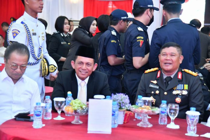Gubernur Kepulauan Riau, H. Ansar Ahmad menghadiri upacara dan syukuran Hari Bhayangkara ke-77 yang digelar di Lapangan Bhayangkara Polda Kepulauan Riau, Batam, Sabtu (1/7) f,Diskominfo Kepri