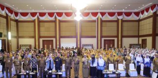 Gubernur Ansar Serahkan Insentif dari Pemprov Kepri Terhadap 443 Guru Pendidikan Anak di Tanjungpinang Gubernur Kepri H. Ansar Ahmad menyerahkan pemberian insentif guru pendidikan anak (TK,PAUD dan RA) se kota Tanjungpinang Provinsi Kepri di Aula Wan Seri Beni Dompak Tanjungpinang, Senin (3/7) f,Diskominfo Kepri