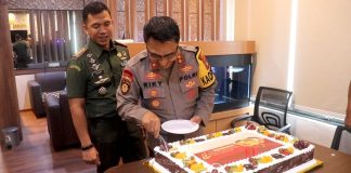 Dandim 0315/Tanjungpinang dan Perwira Staf Berikan Kejutan Ke Kapolres Bintan Dandim 0315/Tanjungpinang Kolonel Inf Tommy Anderson, M.PICT beserta Perwira Staf datang membawa kue tart ke Mapolres Bintan dalam memperingati Hari Bhayangkara ke 77 Tahun 2023, Selasa (04/7/2023) F, Pendim0315