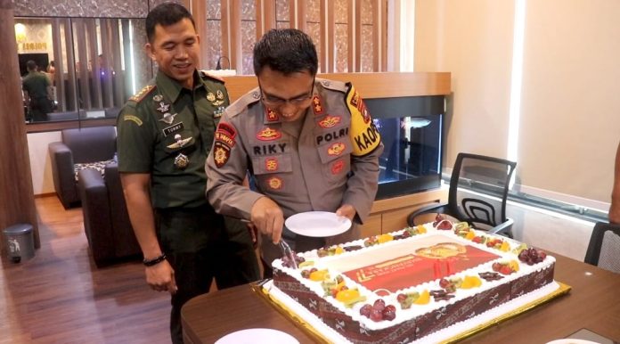 Dandim 0315/Tanjungpinang Kolonel Inf Tommy Anderson, M.PICT beserta Perwira Staf datang membawa kue tart ke Mapolres Bintan dalam memperingati Hari Bhayangkara ke 77 Tahun 2023, Selasa (04/7/2023) F, Pendim0315