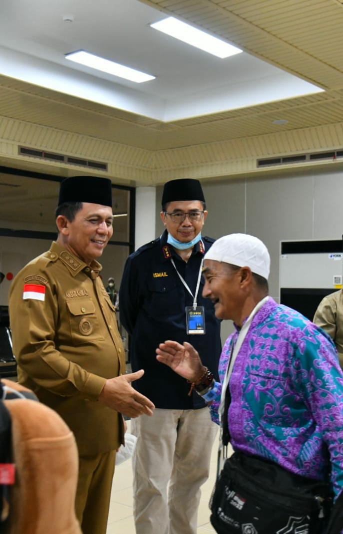 Gubernur Kepri H. Ansar Ahmad menyambut langsung kepulangan Jemaah haji kloter 1 Kepulauan Riau di Bandara International Hang Nadim, Kota Batam, Selasa (4/7) f,Diskominfo Kepri
