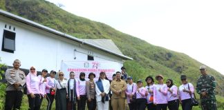 Bupati Samosir Tanam Pohon Dikomplek Situs Rumahela Pusuk Buhit Bupati Samosir, Vandiko T. Gultom melakukan penanaman pohon dikomplek situs Rumahela-Pusuk Buhit-Kelurahan Siogung ogung-Pangururan, Selasa (04/07) f,Diskominfo Samosir