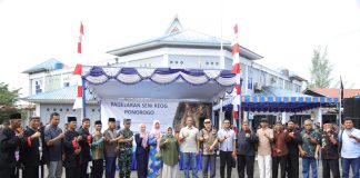 Walikota Rahma Puji Paguyuban Warga Ponorogo Pentaskan Seni Budaya Reog Ponorogo Wali Kota Tanjungpinang, Rahma serta anggota DPRD Provinsi Kepri, Bobby Jayanto hadir menyaksikan hiburan seni budaya reog Ponorogo yang digelar Paguyuban warga Ponorogo Kota Tanjungpinang di Lapangan Terminal Sungai Carang, Rabu (19/7) f,Pemko Tanjungpinang