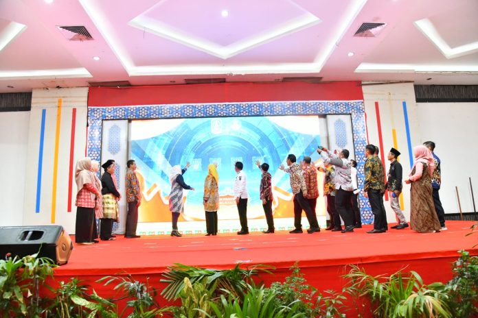 Gubernur Kepulauan Riau (Kepri), Ansar Ahmad, meluncurkan Badan Layanan Usaha Daerah (BLUD) bagi SMK yang ada di Provinsi Kepri. Peluncuran tersebut dilakukan di Restoran Golden Prawn Bengkong Kota Batam, Rabu (19/7) f,Diskominfo Kepri