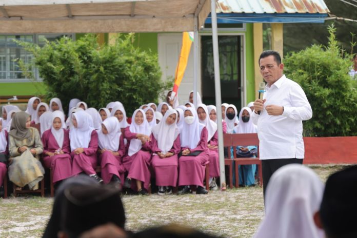 Gubernur Kepulauan Riau H. Ansar Ahmad berkunjung ke SMAN 1 Jemaja, Kabupaten Anambas, Jumat (21/7) f, Diskominfo Kepri