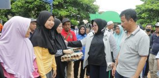 Tak Pernah Lelah, Bahkan Istirahat pun Tak Cukup, HMR, Marlin & Jefridin Selalu Turun ke Lapangan Temui Warga Wali Kota Batam H Muhammad Rudi (HMR), saat bersama Wagub Marlin, saat menemui warga di Pulau. Sejak Kamis (20/7) hingga Senin (24/7) HMR dan Wagub Marlin sudah melakukan kunjungan ke tiga Pulau yaitu Kasus, Bulang, dan Sagulung f,Pemko Batam