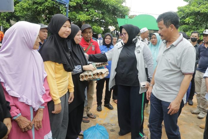 Wali Kota Batam H Muhammad Rudi (HMR), saat bersama Wagub Marlin, saat menemui warga di Pulau. Sejak Kamis (20/7) hingga Senin (24/7) HMR dan Wagub Marlin sudah melakukan kunjungan ke tiga Pulau yaitu Kasus, Bulang, dan Sagulung f,Pemko Batam