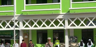 Police Go To School Satlantas Polres Bintan Beri Pemahaman Lalu Lintas di Pondok Pesantren Mambahus Solikhin Bintan Kanit Kamsel Satlantas Polres Bintan IPTU Zulfikar Andri didampingi oleh Banit Satlantas Polres Bintan AIPDA C. Roy Bezaleel Simanjuntak sebagai pembina upacara di Pondok Pesantren Mambahus Solikhin Bintan, Senin (24/7) f, Polres Bintan