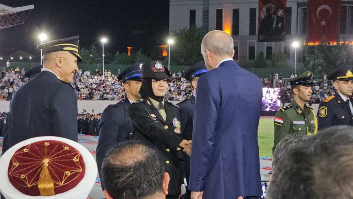 Briptu Tiara saat bersalaman dengan Presiden Turki, Erdogan setelah mengikuti wisuda pendidikan Turkish National Police Academy (TNPA) selama dua tahun, Rabu, (26/7) f,Humas Polri