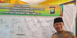 Kapolresta Tanjungpinang Ingatkan Masyarakat Waspadai Isu SARA serta Berita Hoax Kapolresta Tanjungpinang, Kombes Pol H. Ompusunggu, menjadi narasumber dalam acara "Penguatan Kamtibmas Kondusif dan Hindari Profokasi Isu SARA dan Berita Hoax" di Gedung Lembaga Adat Melayu (LAM) Kota Tanjungpinang, Jumat (28/07) f,Polresta Tanjungpinang