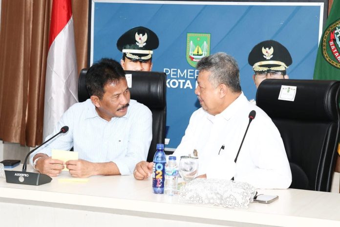 Wali Kota Batam H Muhammad Rudi (HMR), bertemu Wali Kota Solok Zul Elfian Umar, di Aula Embung Fatimah, Lantai IV, Kantor Wali Kota Batam, Batamcenter, Kamis (27/7) f, Pemko Batam