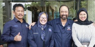 Surya Paloh Rangkul Marlin dan Sambut Hangat Ajakan Marlin Foto Bersama Ketua Umum Partai Nasional Demokrat atau NasDem, Surya Paloh, merangkul Hj Marlin Agustina, didampingi Ketua DPW Nasdem Kepri H Muhammad Rudi (HMR), saat foto bersama usai pertemuan dengan seluruh kader dan bakal calon legislatif Partai NasDem se-Provinsi Kepri, di Batam, Sabtu (29/7) f, Nasdem Kepri