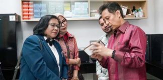 Kementerian Kesehatan Beri Alat Bantuan kepada SITH ITB Permudah Proses Penelitian Menteri Kesehatan RI Budi G. Sadikin lihat langsung alat bantuan yang diberikan Kemenkes yaitu Genome Sequncer (gridION) kepada Kampus ITB f,kemkes